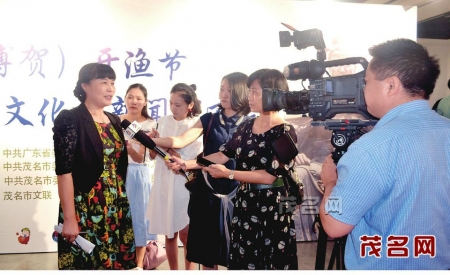 省民协主席李丽娜接受记者采访。.jpg