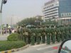 香梅北路游行示威的队伍的防暴武警（2003-11-01）DSC01050.JPG